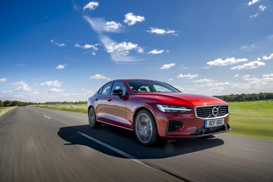 Volvo S60 T8 R-Design 2019 года  (UK) (фото 17 из 40)